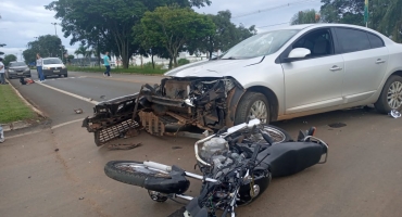 Motociclista é arremessado a 10 metros e fica ferido após colidir contra carro na avenida JK, em Patos de Minas