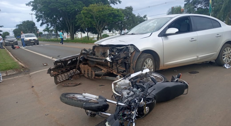 Motociclista é arremessado a 10 metros e fica ferido após colidir contra carro na avenida JK, em Patos de Minas