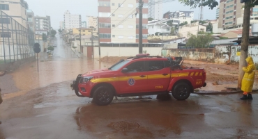 Patos de Minas: Córrego do Monjolo transborda durante temporal e Corpo de Bombeiros interdita Avenida Fátima Porto