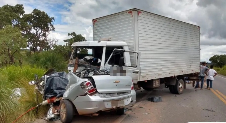 Acidente envolvendo veículo de passeio e caminhão deixa 4 mortos na BR-365 entre Patos de Minas e Guimarânia