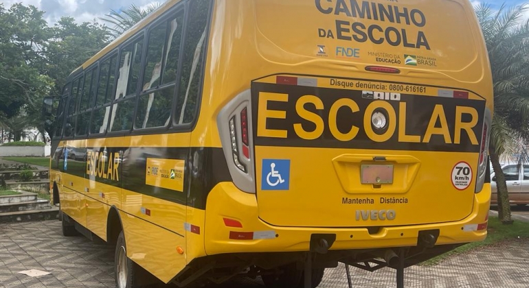 Prefeitura de Lagoa Formosa investe na educação e adquire dois ônibus para transporte escolar 