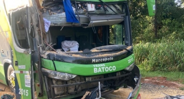 Acidente envolvendo ônibus e carreta mata duas pessoas na BR-040 no município de Lagoa Grande 