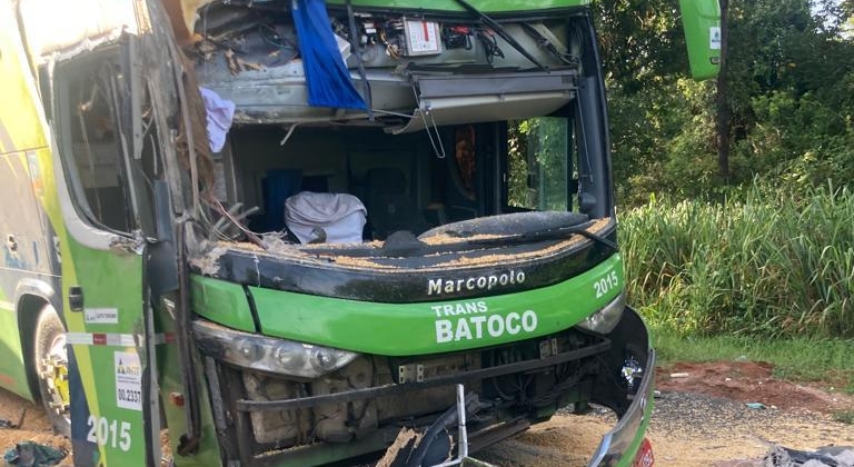 Acidente envolvendo ônibus e carreta mata duas pessoas na BR-040 no município de Lagoa Grande 