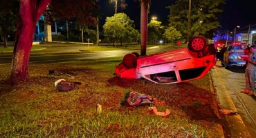 Patos de Minas - Motorista com sintomas de embriaguez capota veículo durante discussão com passageira 