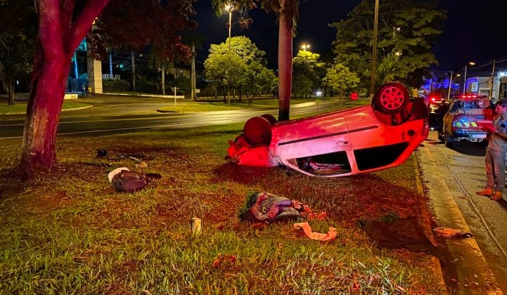 Patos de Minas - Motorista com sintomas de embriaguez capota veículo durante discussão com passageira 