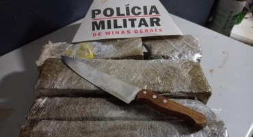 PM localiza cerca de 7 quilos de drogas enterradas em mata, no bairro Jardim Itália em Patos de Minas 