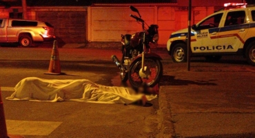 Motociclista de 22 anos morre após ser atingido por um tiro nas costas em Presidente Olegário