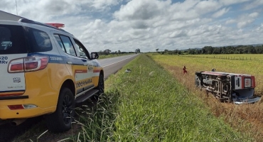 Ambulância tomba após motorista tentar evitar colisão frontal na BR-146 em Cruzeiro da Fortaleza   