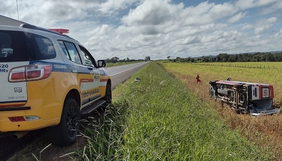 Ambulância tomba após motorista tentar evitar colisão frontal na BR-146 em Cruzeiro da Fortaleza   