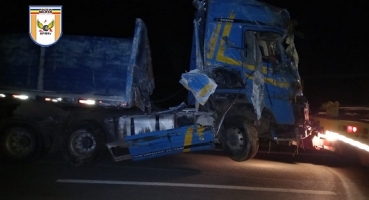 Serra do Salitre: carreta carregada com polvilho tomba na BR-164 e motorista fica ferido fica ferido