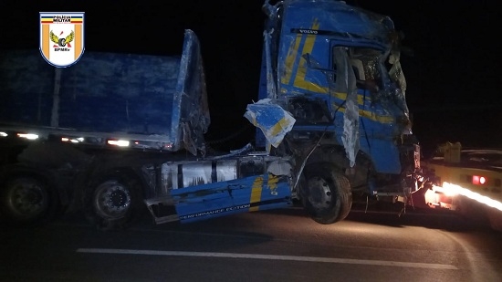 Serra do Salitre: carreta carregada com polvilho tomba na BR-164 e motorista fica ferido fica ferido