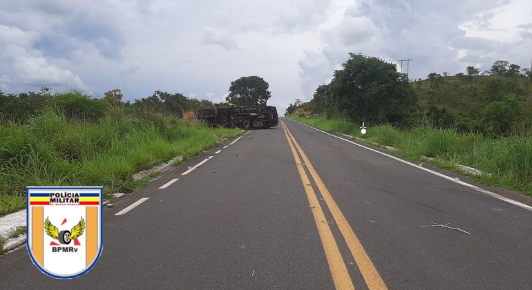 Motorista e passageiro ficam feridos em acidente com caminhão carregado com frios na LMG-740, em Presidente Olegário 