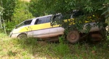 Van escolar com dois estudantes de 5 e 7 anos fica presa a vegetação após descer barranco na zona rural de Presidente Olegário