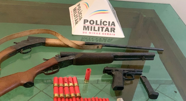 São Gonçalo do Abaeté - PM encaminha duas pessoas para a delegacia acusadas por posse ilegal de armas de fogo e droga