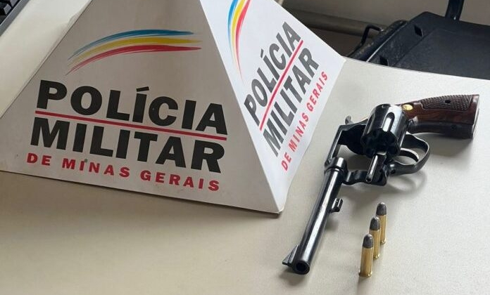 Carmo do Paranaíba – Polícia Militar realiza ação preventiva, prende suspeito e apreende arma de fogo