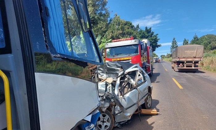 Batida frontal tira a vida de motorista de 42 anos na BR-365; outras duas pessoas ficaram feridas