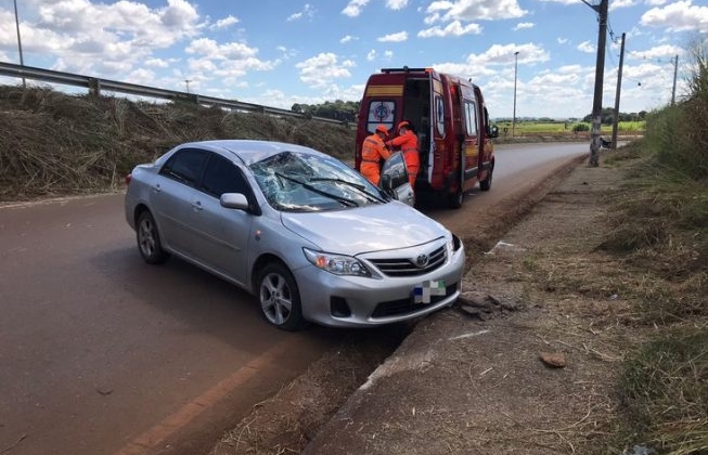 Motorista fica ferido após capotar veículo na BR-365 em Patos de Minas 