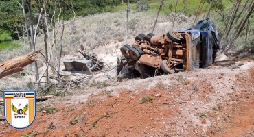 Motorista de bitrem fica ferido após perder controle direcional e sair da pista na MGC-354 