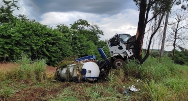 Caminhão sofre aquaplanagem sai da pista e colide contra árvore na MGC-354; duas pessoas ficam feridas