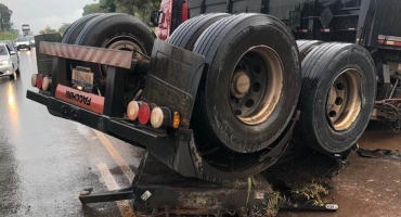 Caçamba desprende de reboque de bitrem e provoca acidente na BR-354 no município de Lagoa Formosa 