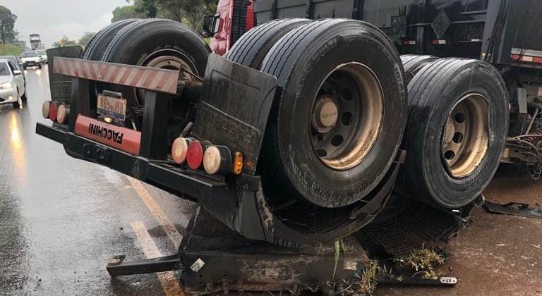 Caçamba desprende de reboque de bitrem e provoca acidente na BR-354 no município de Lagoa Formosa 