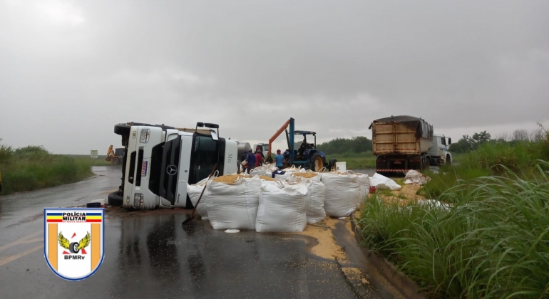 Motorista de carreta carregada com 30 toneladas de soja tomba no município de Serra do Salitre e motorista fica ferido