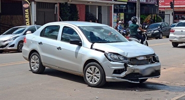 Duas pessoas ficam feridas em acidente envolvendo carro e moto no centro de Patos de Minas