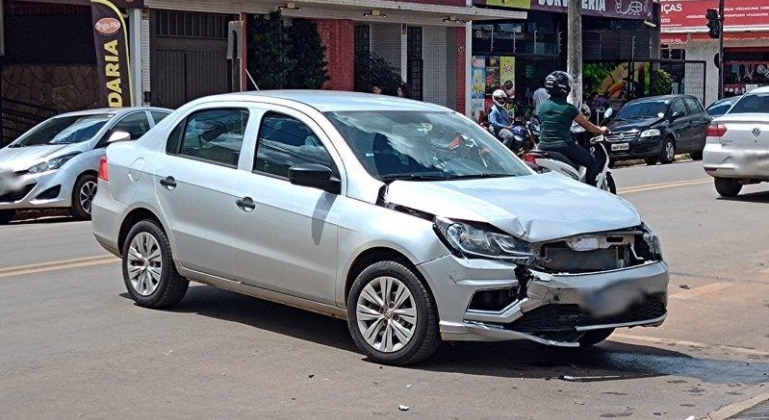 Duas pessoas ficam feridas em acidente envolvendo carro e moto no centro de Patos de Minas