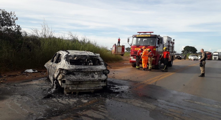 Duas pessoas feridas em acidente entre carro e cavalo mecânico na BR-365; o automóvel pegou fogo