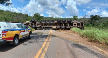 Acidente com caminhão trator e semirreboque interdita MG-230 em Serra do Salitre