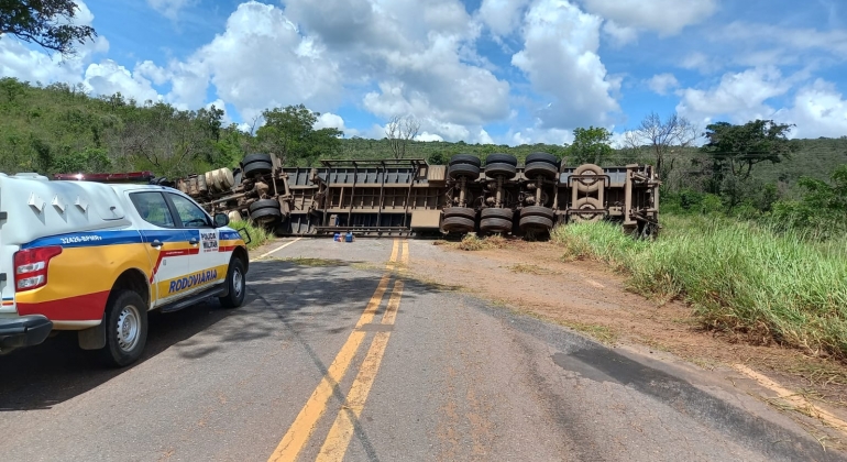 Acidente com caminhão trator e semirreboque interdita MG-230 em Serra do Salitre