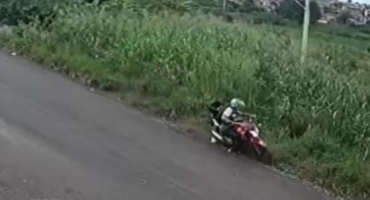 Imagem flagra motociclista provocando acidente em Patos de Minas e fugindo do local