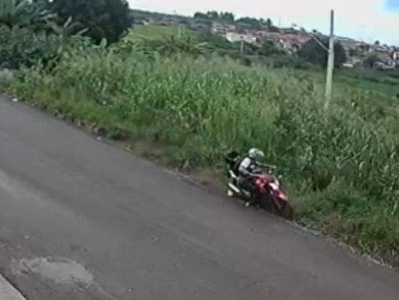 Imagem flagra motociclista provocando acidente em Patos de Minas e fugindo do local