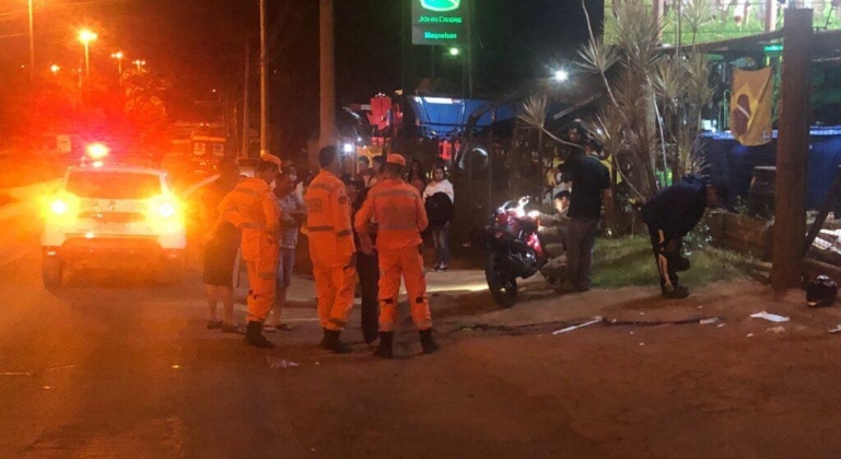 Motoqueiro de 18 anos morre após colidir veículo contra estaca de madeira na Avenida JK em Patos de Minas 