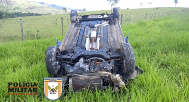 Serra do Salitre - Motorista capota carro em curva e precisa ser socorrido na BR-146