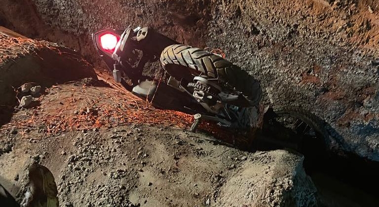 Motociclista sofre fratura exposta ao trafegar na contramão e cair em valeta de obras em Patos de Minas