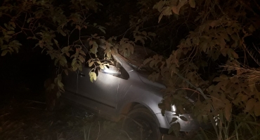 Motorista tem visão ofuscada e capota veículo na estrada de Trinta Paus em Patos de Minas 