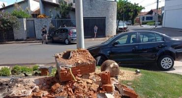 Após colisão carro sobe em passeio e destrói totem de loja de chocolates em Patos de Minas