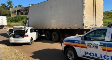 Após fugir de abordagem policial em Patos de Minas motorista colide contra caminhão estacionado