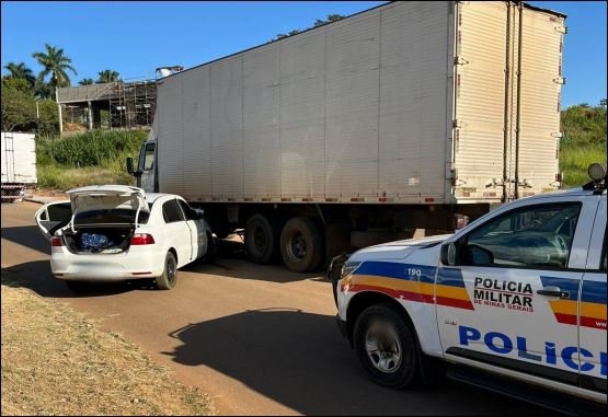 Após fugir de abordagem policial em Patos de Minas motorista colide contra caminhão estacionado