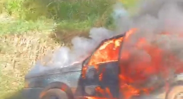 Incêndio destrói veículo na cidade de Patos de Minas