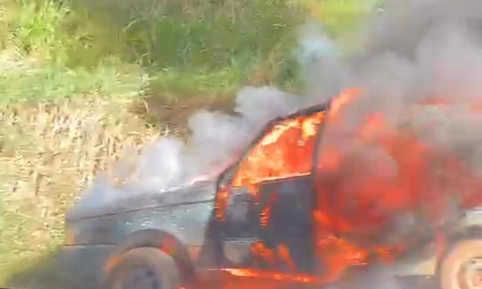 Incêndio destrói veículo na cidade de Patos de Minas