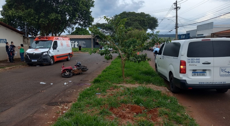 Condutor de motoneta inabilitado morre após atingir ambulância do SAMU em Patos de Minas