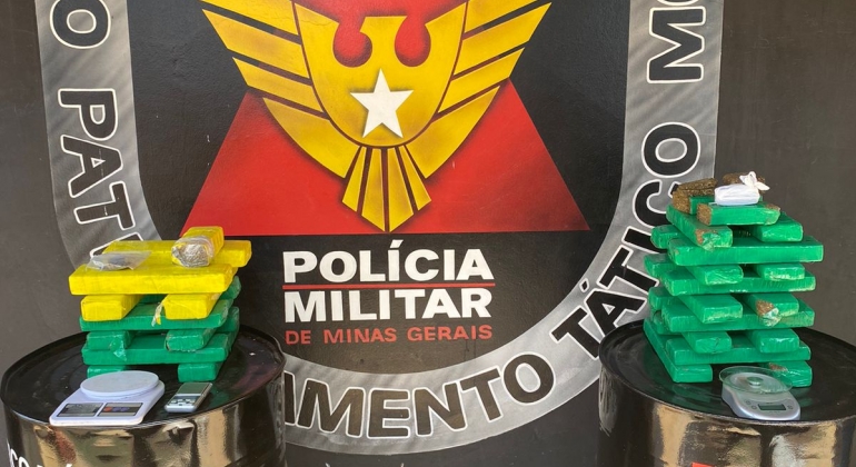 PM de Patos de Minas apreende aproximadamente 30 quilos de maconha após denúncia de odor da erva