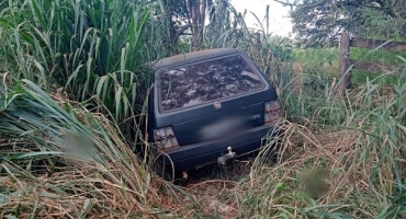 Patos de Minas - Veículo furtado é encontrado abandonado na região da Capela das Posses