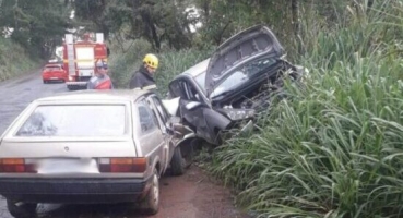 Após cair em buraco, motorista invade pista contrária e colide frontalmente contra outro carro na MG-230, município de Patrocínio