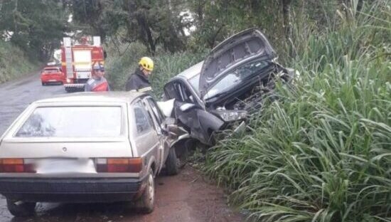 Após cair em buraco, motorista invade pista contrária e colide frontalmente contra outro carro na MG-230, município de Patrocínio