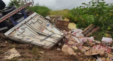 Motorista perde controle e tomba caminhão carregado de iogurte na BR-146, no município de Serra do Salitre