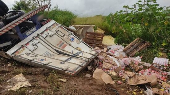 Motorista perde controle e tomba caminhão carregado de iogurte na BR-146, no município de Serra do Salitre