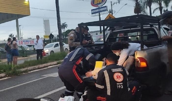 Mais um motoqueiro fica ferido em acidente na Avenida Marabá em Patos de Minas